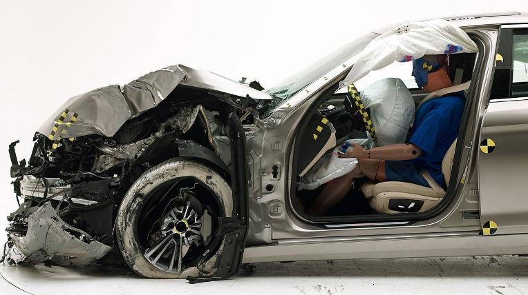 德国进口润滑油代理|为什么燃油车电瓶发生碰撞不会起火？